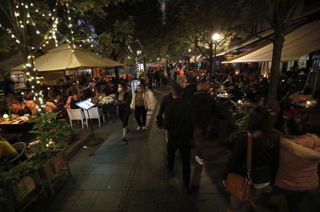 2020년 10월 23일 금요일, 세르비아 베오그라드 시내를 사람들이 걷고 있다. 인근 커피숍과 클럽에는 손님이 가득하다. 세르비아는 프랑스나 스페인 같은 곳에 비해 신종 코로나바이러스 확산이 덜 된 곳이다.