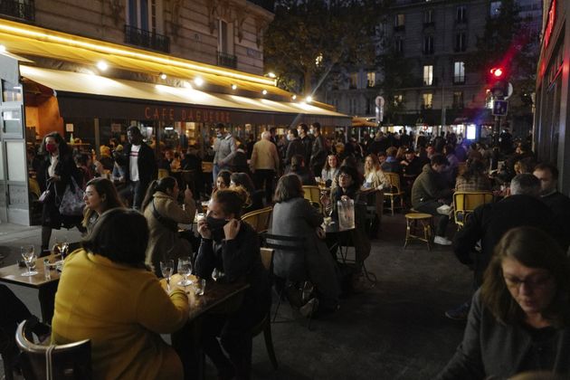 2020년 10월 23일 프랑스 파리의 금요일 밤이고, 신종 코로나바이러스로 야간 통행금지가 시작되기 전이다. 시민들이 레스토랑 야외 테라스에서 술을 마시고 있다. 프랑스는10월 30일부터 신종 코로나바이러스 확산으로 오후 9시부터 통행금지를 다시 시행했다.