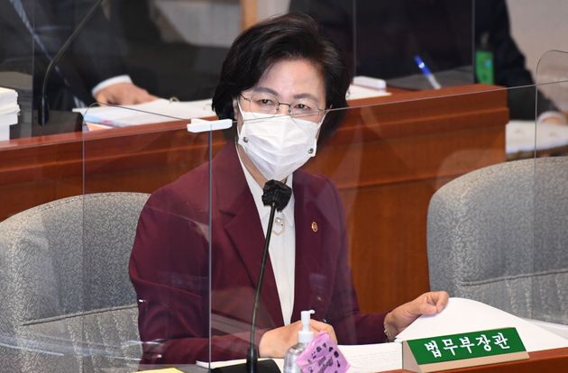 추미애 법무부장관이 12일 서울 여의도 국회에서 열린 예산결산위원회 전체회의에서 의원들의 질의에 답변하고 있다.