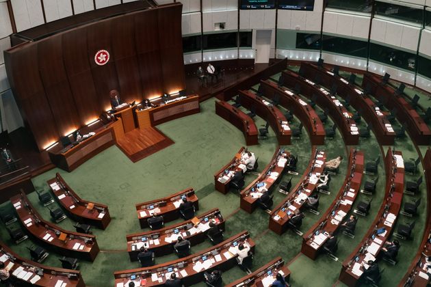 입법회 본회의장에 빈 자리가 보인다. 민주파 의원 19명이 모두 사퇴하면서 입법회에는 친중파 의원들만 남게 됐다. 홍콩. 2020년 11월12일.