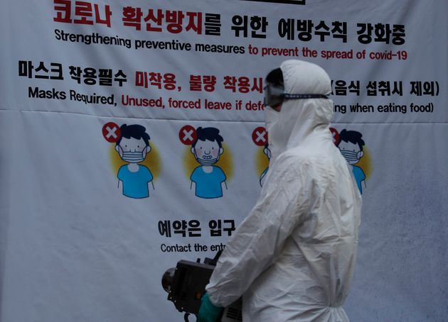 (자료사진) 서울의 한 보건소 직원이 소독 작업을 하고 있다. 2020년 10월29일.