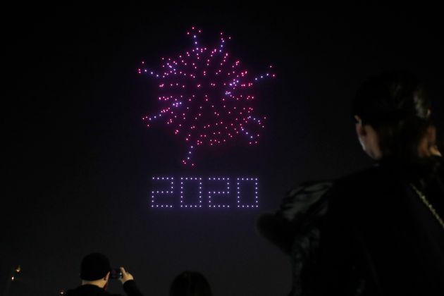 서울 송파구 올림픽공원 평화의광장에서 드론이 밤하늘을 수놓고 있다. 2020년 11월12일.