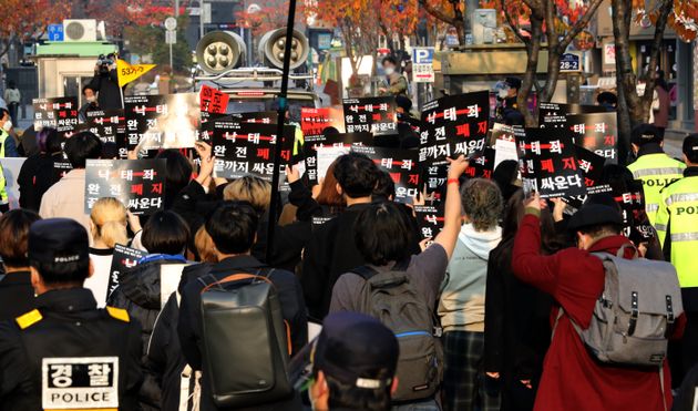'낙태죄 폐지 촉구' 행진하는 집회 참석자들
