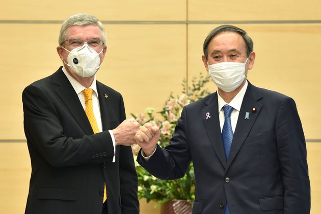 토마스 바흐 국제올림픽위원회 위원장이 스가 요시히데 일본 총리와 회담에 앞서 '주먹 인사'를 하고 있다. 도쿄, 일본. 2020년 11월16일.