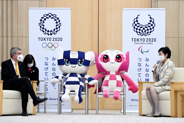 토마스 바흐 국제올림픽위원회 위원장이 고이케 유리코 도쿄도지사와 회담을 하고 있다. 도쿄, 일본. 2020년 11월16일.