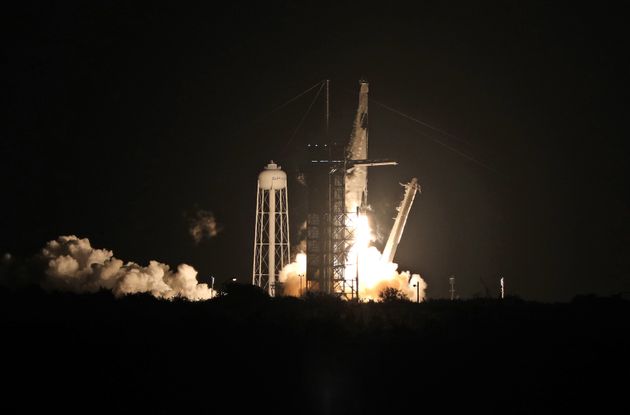 우주비행사 네 명을 태운 '크루-1'이 실린 스페이스X 팰콘9 로켓이 미국 플로리다주 케네디우주센터에서 발사되고 있다. 2020년 11월15일.