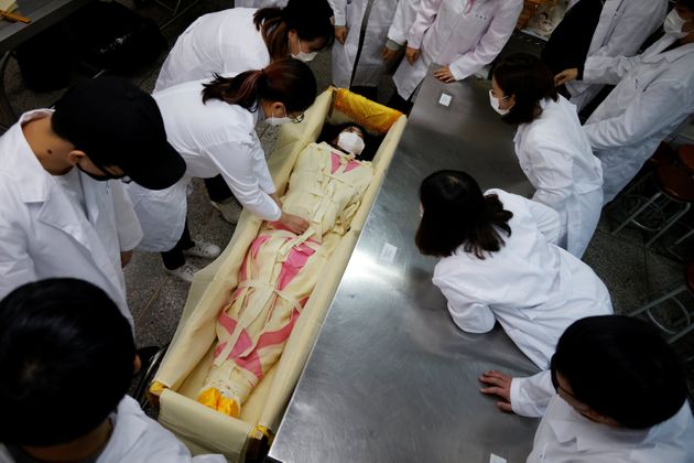경기도 성남시에 위치한 을지대학교에서 장례지도학과 학생들이 실습을 하고 있다. 2020년 11월2일.