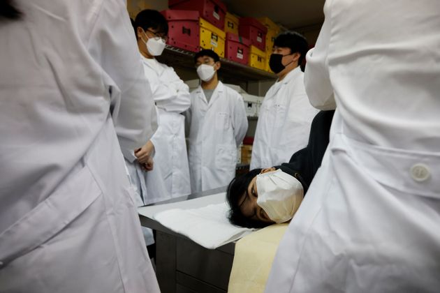 경기도 성남시에 위치한 을지대학교에서 장례지도학과 학생들이 실습을 하고 있다. 2020년 11월2일.