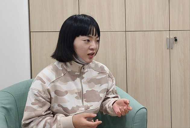 <우리, 이젠></div> 앨범 제작에 참여한 임작가(활동명)가 지난 11일 낮 3시께 서울 은평구 한국여성의전화 사무실에서 <한겨레>와 인터뷰를 하고 있다.