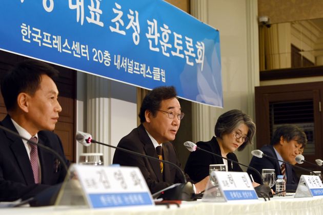 더불어민주당 이낙연 대표가 17일 오전 서울 프레스센터에서 열린 관훈토론회에 참석해 모두발언을 하고 있다.