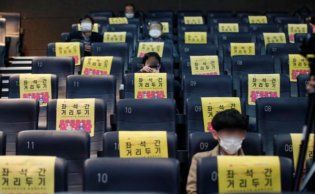 코로나19 확산 방지를 위해 지난달 23일 서울 광진구 한 영화관 상영관에서 거리두기 좌석제를 시행하고 있다.  
