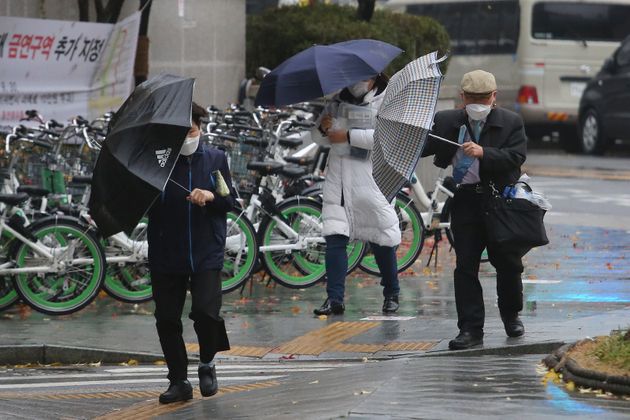 11월을 기준으로 기상관측 역사상 가장 많은 비가 내렸던 서울에서 시민들이 힘겹게 걸음을 옮기고 있다. 2020년 11월19일.