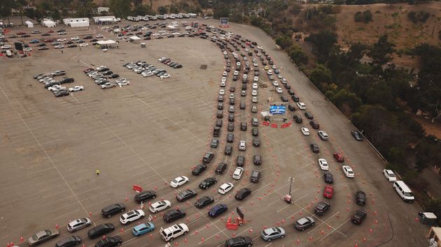 캘리포니아주 로스앤젤레스 다저스타디움에 마련된 '드라이브 스루' 진료소에 코로나19 검사를 받으려는 차량들이 긴 줄을 형성하고 있다. 2020년 11월18일.