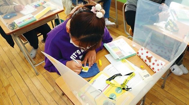 강북구 송중초등학교 5학년 6반 아이들이 11월13일 ‘유자학교’ 수업에서 만들기 키트로 면 마스크 라벨지에 그림을 그려 넣고 있다.