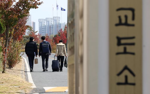 10월 26일 오후 대전교도소 내 대체복무 교육센터에서 양심적 병역거부자 63명의 입교식이 열린 가운데 입교생들이 입교식장으로 들어가고 있다.