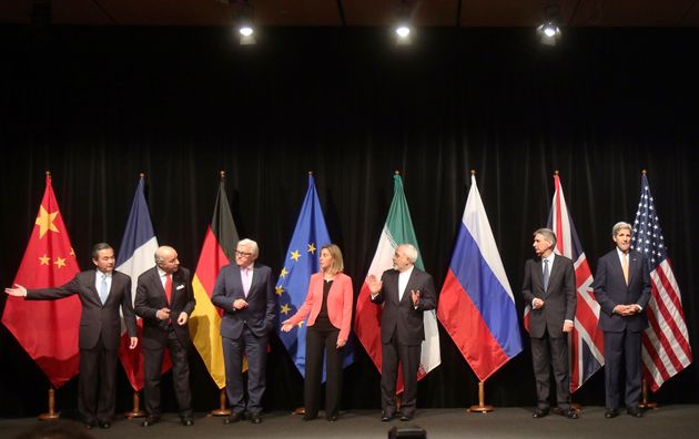(자료사진) 중국, 프랑스, 독일, 유럽연합, 이란, 영국, 러시아, 미국의 외교 장관들이 참석한 가운데 역사적인 이란 핵합의 협상을 마친 뒤 기념사진 촬영을 하고 있는 모습. 비엔나, 오스트리아. 2015년 7월14일. 