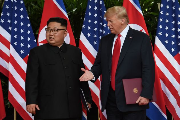 (자료사진) 도널드 트럼프 대통령은 북한 김정은 국무위원장과의 '담판 협상'을 통해 비핵화 합의 타결을 이끌어내려는 '탑다운' 방식의 외교를 추진했지만 결과적으로 성과를 내지 못했다. 사진은 트럼프 대통령과 김 위원장이 싱가포르에서 역사상 최초의 북미정상회담을 개최했을 당시의 모습. 2018년 6월12일.