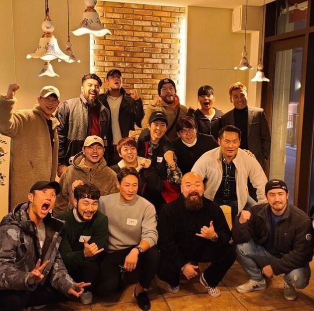 가짜사나이에 교관으로 출연했던 엑스가 지난 15일 인스타그램에 공개한 출연진 단체사진.