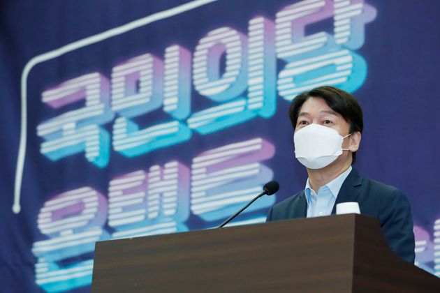 안철수 국민의당 대표가 22일 서울 여의도 국회 의원회관에서 열린 온택트 청년정치학교 입학식에 참석해 인사말을 하고 있다.