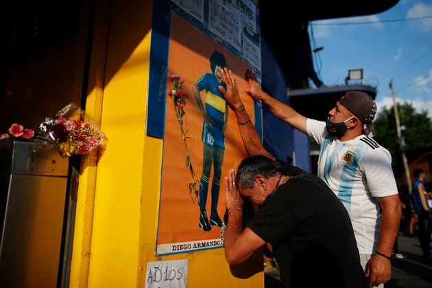 아르헨티나 출신 축구 영웅 디에고 마라도나가 향년 60세의 나이로 숨을 거뒀다.