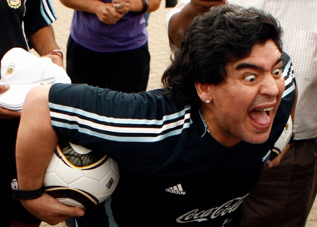 아르헨티나 출신 축구 영웅 디에고 마라도나가 향년 60세의 나이로 숨을 거뒀다. 