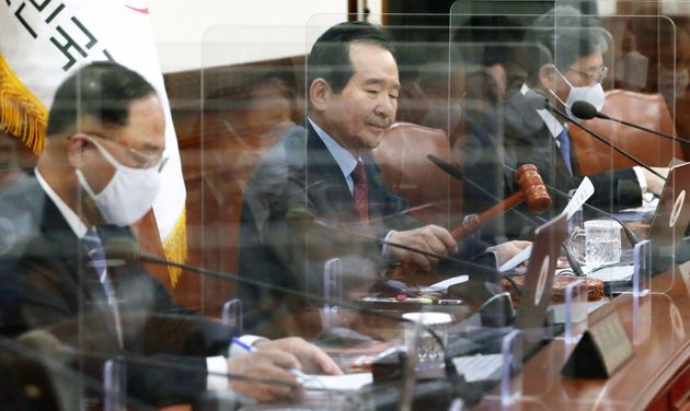 정세균 국무총리가 24일 오전 서울 종로구 정부서울청사에서 열린 국무회의에서 의사봉을 두드리고 있다.
