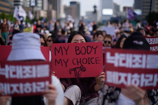 2018년 7월 7일 서울 광화문광장에서 낙태죄에 항의하는 시위대가 '낙태죄 폐지' 플래카드를 들고 있다