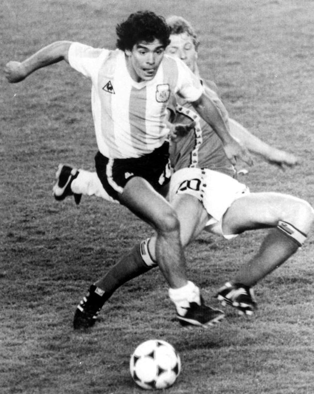 디에고 마라도나가 1982 스페인 월드컵 개막전 벨기에와의 경기에서 드리블을 하고 있다. 1982년 6월13일.