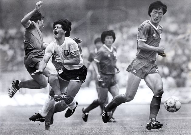 1986 멕시코 월드컵 A조 아르헨티나 대 대한민국 경기에서 디에고 마라도나가 수비수 김용세의 태클을 받고 있다. 1986년 6월2일.