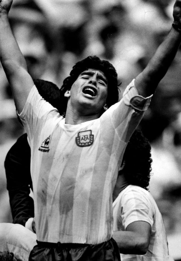 1986 멕시코 월드컵 결승전 아르헨티나 대 서독 경기에서 디에고 마라도나가 동료 호르헤 부르차가의 결승골에 환호하고 있다. 멕시코시티, 멕시코. 1986년 6월29일.