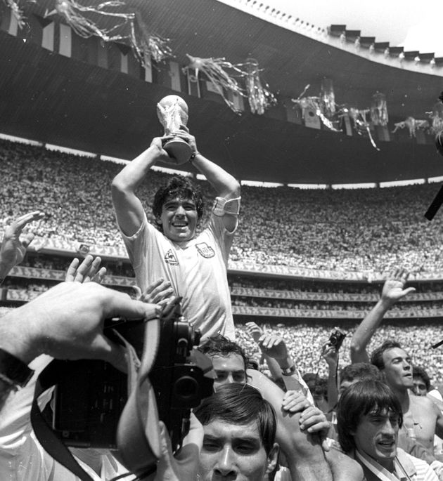 멕시코에서 열린 1986 FIFA 월드컵 결승전에서 아르헨티나가 서독을 3대 2로 꺾고 우승 트로피를 차지한 순간. 멕시코시티, 멕시코. 1986년 6월29일.