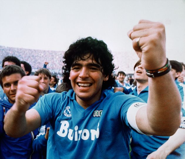 이탈리아 프로축구 세리에 A 나폴리에게 첫 리그 우승을 안긴 직후, 디에고 마라도나가 승리를 자축하고 있다. 1987년 5월10일.