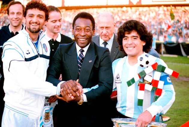 펠레(가운데), 이탈리아 대표팀 주장 알레산드로 알토벨리(왼쪽)과 함께 포즈를 취하고 있는 아르헨티나 대표팀 주장 디에고 마라도나. 1987년 6월10일. 