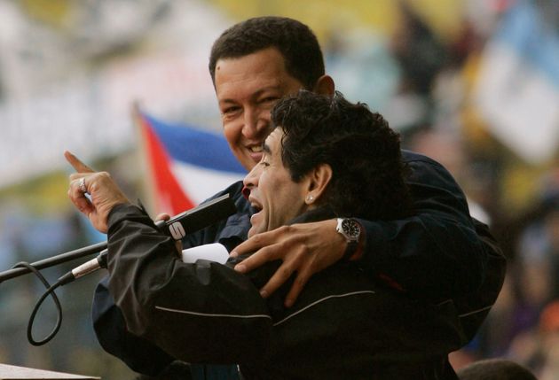 디에고 마라도나는 생전에 우고 차베스 베네수엘라 대통령과 각별한 사이였다. 사진은 조지 W. 부시 미국 대통령의 전미대륙정상회의(Summit of the Americas) 참석을 반대하는 집회에서 함께 모습을 드러낸 두 사람.2005년 11월4일.