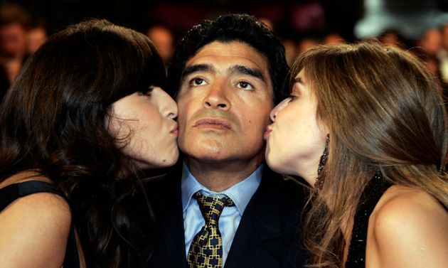칸느 영화제에서 자신의 일대기를 담은 영화 축구의 신 : 마라도나(Maradona by Kusturica) 공개를 앞두고 디에고 마라도나가 두 딸의 입맞춤을 받고 있다. 2008년 5월20일.