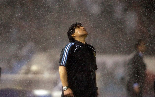 2010 월드컵 예선전 페루와의 경기에서 아르헨티나 대표팀 감독 디에고 마라도나가 쏟아지는 비를 맞고 있다. 2009년 10월10일. 