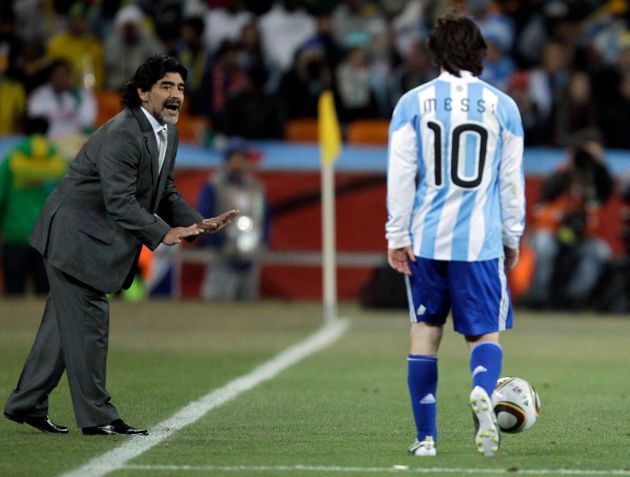 2010 남아공 월드컵 16강 멕시코와의 경기에서 아르헨티나 국가대표팀 감독 디에고 마라도나가 또 하나의 '전설'이 되고 있는 리오넬 메시에게 지시를 하는 모습. 2010년 6월27일.