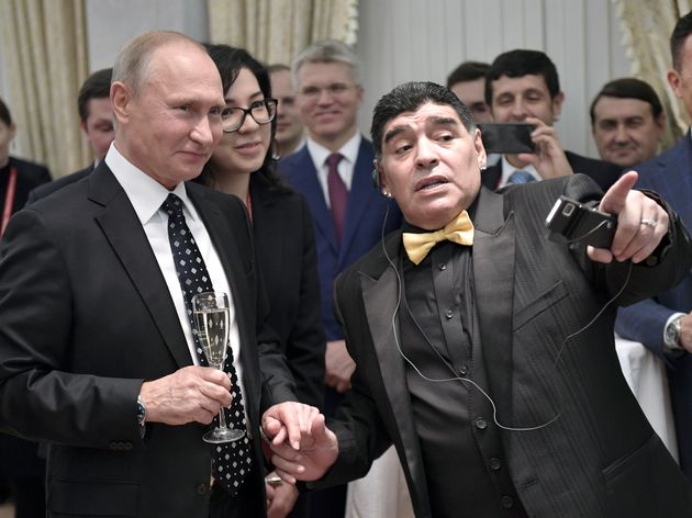 디에고 마라도나가 2018 월드컵 조추첨을 앞두고 크렘린궁에서 블라디미르 푸틴 러시아 대통령과 이야기를 나누고 있다