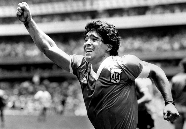 디에고 마라도나가 지난 1986년 6월 29일 멕시코 월드컵 결승전에서 잉글랜드와의 골을 넣은 후 손을 들어 보이고 있다.
