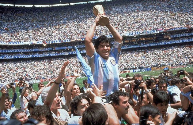 디에고 마라도나가 지난 1986년 6월 29일 멕시코 월드컵 잉글랜드와의 8강전에서 승리한 후 손을 들어보이며 환호하고 있다.
