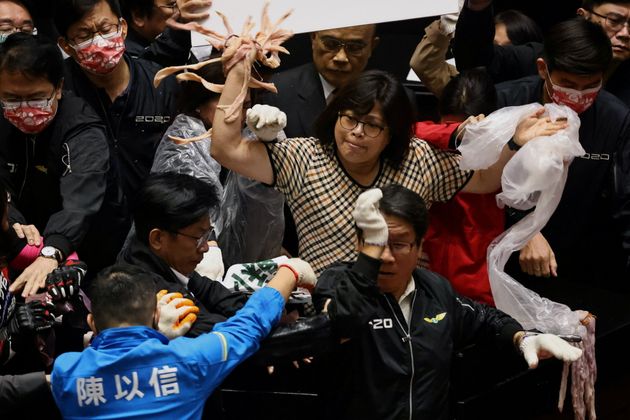 대만 의원들이 돼지 창자를 집어던지며 실랑이를 벌이고 있다. 대만 의회는 '공성전'을 방불케 하는 격렬한 몸싸움이 종종 벌어지는 것으로 유명하다. 타이베이, 대만. 2020년 11월27일. 