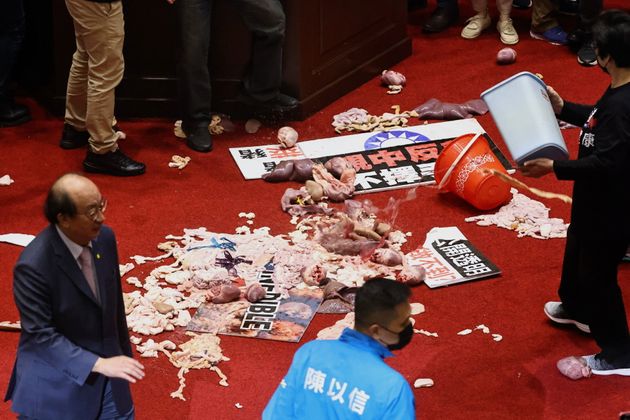 의회 회의장 바닥에 내던져진 돼지 내장들. 타이베이, 대만. 2020년 11월27일. 