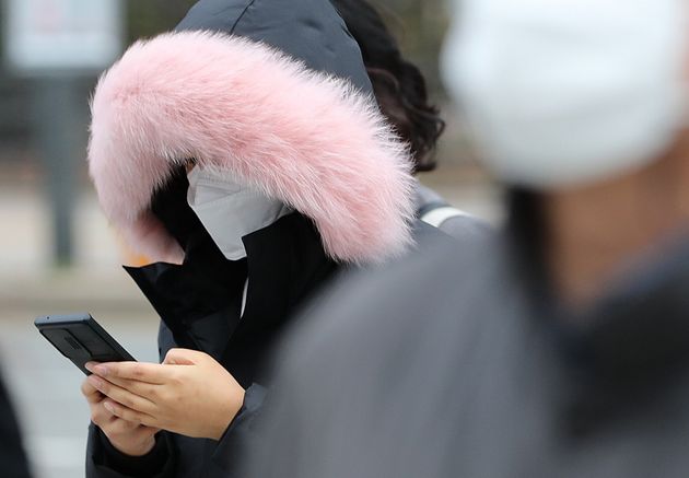 전국 곳곳의 아침 기온이 영하권으로 떨어지면서 초겨울 추위를 보인 24일 서울 광화문 일대에서 두꺼운 옷차림의 시민들이 출근을 하고 있다.