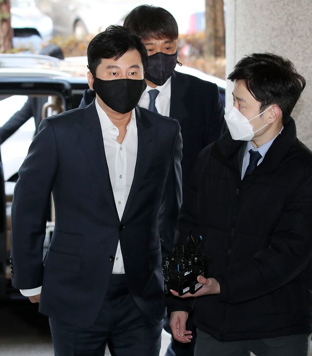 양현석 전 YG 엔터테인먼트 대표 프로듀서가 27일 오전 서울서부지법에서 열린 해외 원정도박 혐의에 관한 선고 공판에 출석하고 있다.  