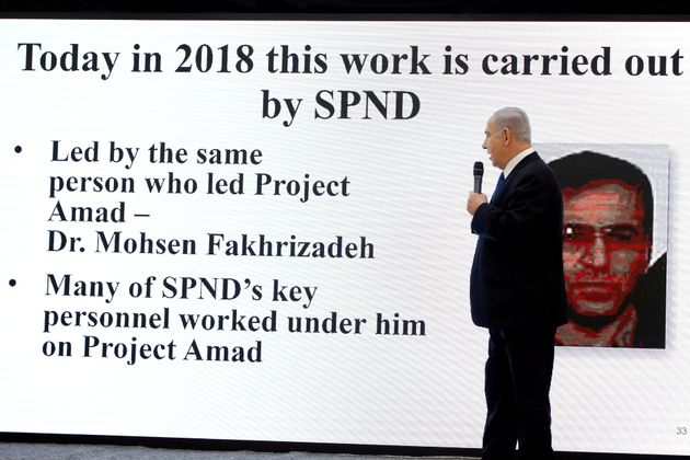 베냐민 네타냐후 이스라엘 총리가 2018년 4월 텔아비브에서 이란 핵 관련 자료를 공개하면서 모흐센 파크리자데에 대해 설명하고 있다.
