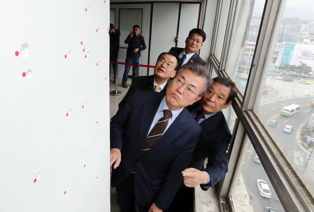 문재인 대통령은 2017년 3월 더불어민주당 대선 후보 당시 광주 동구 전일빌딩을 찾아 탄흔을 살펴보기도 했다. 