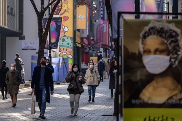 마스크를 쓴 시민들이 서울 명동 거리를 걷고 있다. 2020년 11월26일.