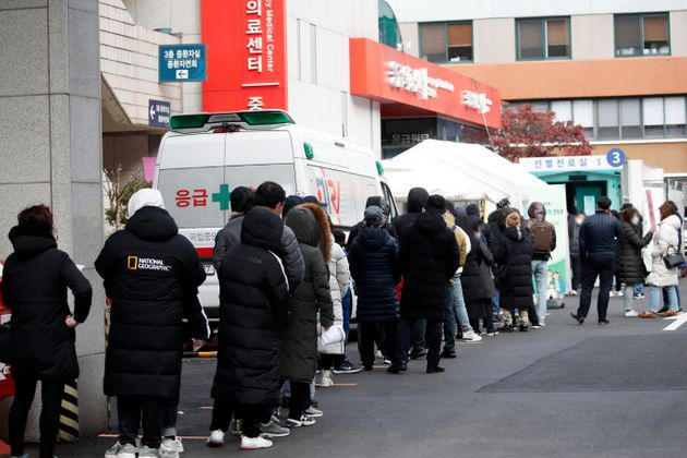 29일 오전 서울 중구 국립중앙의료원에 마련된 코로나19 선별진료소를 찾은 시민들이 검사를 위해 줄 서 있다.