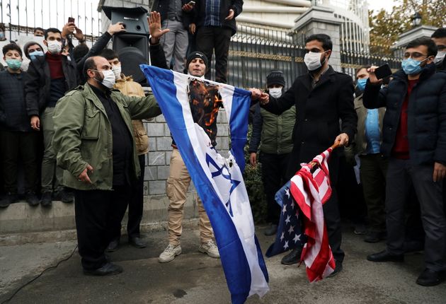 이란 핵 개발을 이끌어왔던 핵 과학자 모흐센 파크리자데 암살 사건에 분노한 시민들이 미국 성조기와 이스라엘 깃발을 불태우면서 시위를 하고 있다. 테헤란, 이란. 2020년 11월28일.