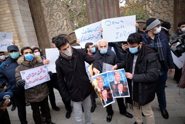 이란 핵 개발을 이끌어왔던 핵 과학자 모흐센 파크리자데 암살 사건에 분노한 시민들이 도널드 트럼프 대통령과 조 바이든 당선인의 사진을 불태우며 시위를 벌이고 있다. 테헤란, 이란. 2020년 11월28일.